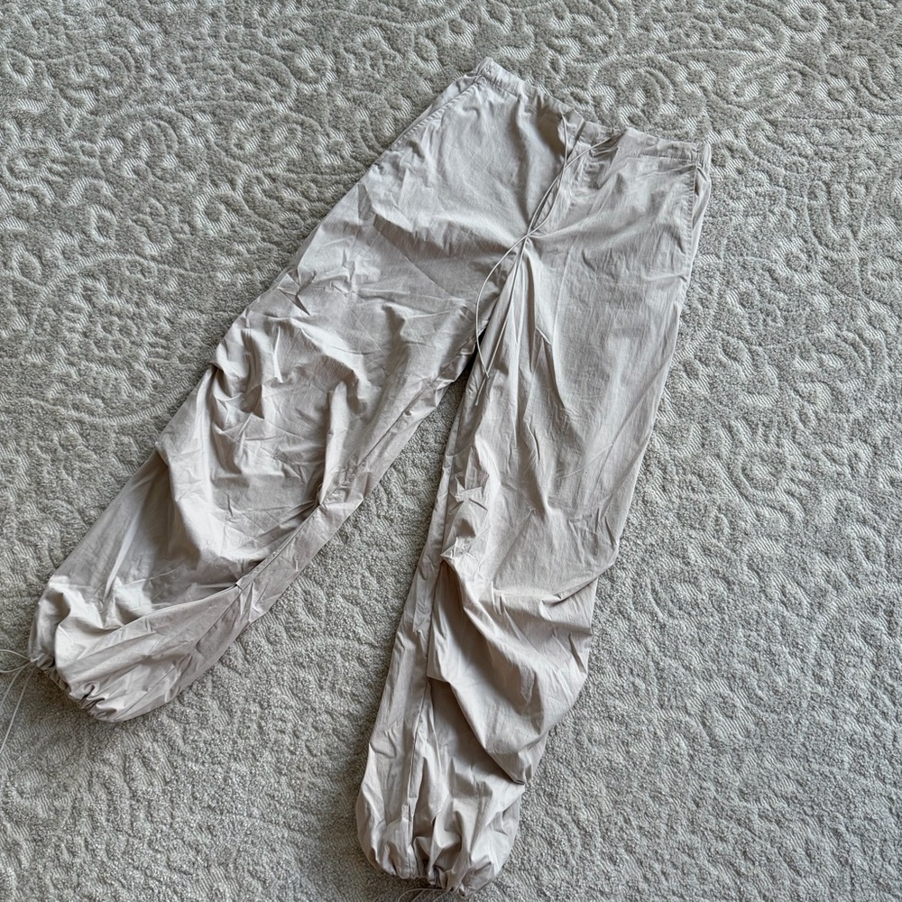 Cream Zara Cargo Pants

Brand new without tags